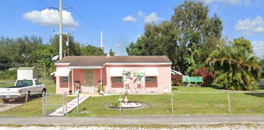 House in Miami Gardens, Florida 3 bedrooms, 80.27 sq.m. № 1818029