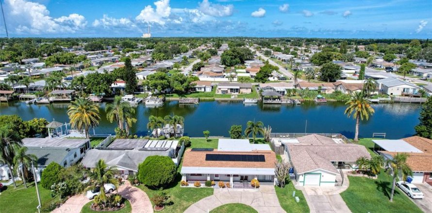 House in Holiday, Florida 2 bedrooms, 136.57 sq.m. № 1887049