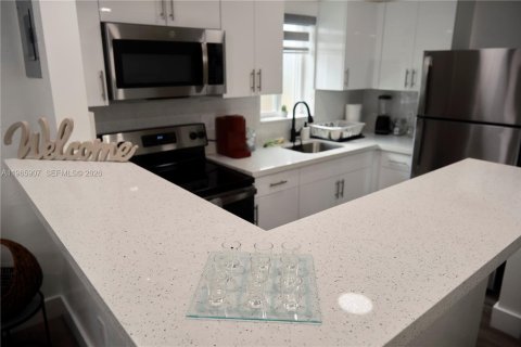 Commercial property in Miami, Florida 124.86 sq.m. № 2027507 - photo 10