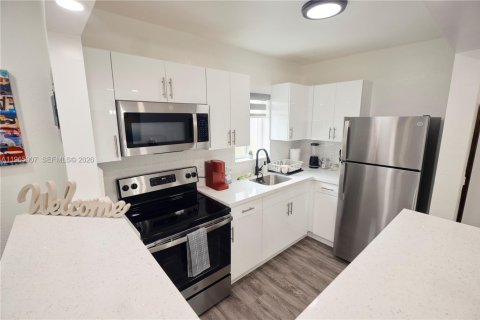 Commercial property in Miami, Florida 124.86 sq.m. № 2027507 - photo 9