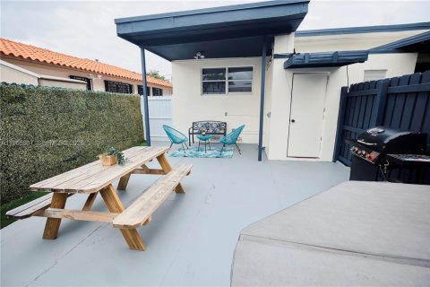 Commercial property in Miami, Florida 124.86 sq.m. № 2027507 - photo 14