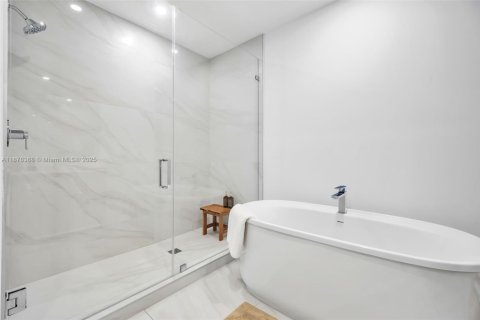 Condo in Sunny Isles Beach, Florida, 2 bedrooms  № 1927858 - photo 27