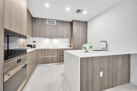 Condo in Sunny Isles Beach, Florida, 2 bedrooms  № 1927858 - photo 17