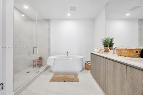 Condo in Sunny Isles Beach, Florida, 2 bedrooms  № 1927858 - photo 26