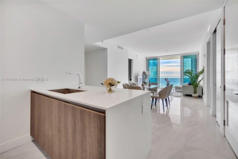 Condo in Sunny Isles Beach, Florida, 2 bedrooms  № 1927858 - photo 18