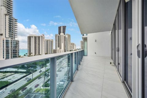 Condo in Sunny Isles Beach, Florida, 2 bedrooms  № 1927858 - photo 16