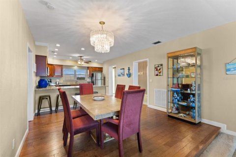 Condo in Indian Rocks Beach, Florida, 2 bedrooms  № 1879505 - photo 11