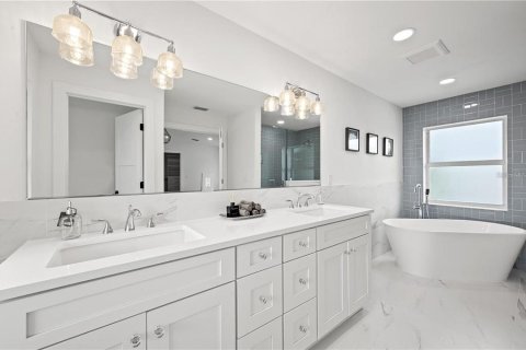 Casa en venta en Sarasota, Florida, 5 dormitorios, 281.68 m2 № 2385694 - foto 29