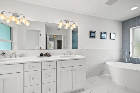 Casa en venta en Sarasota, Florida, 5 dormitorios, 281.68 m2 № 2385694 - foto 28
