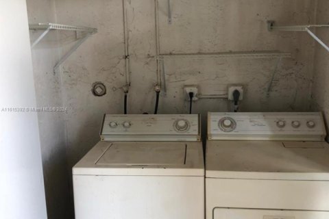 Condominio en venta en Hialeah, Florida, 1 dormitorio, 79.06 m2 № 1865389 - foto 6