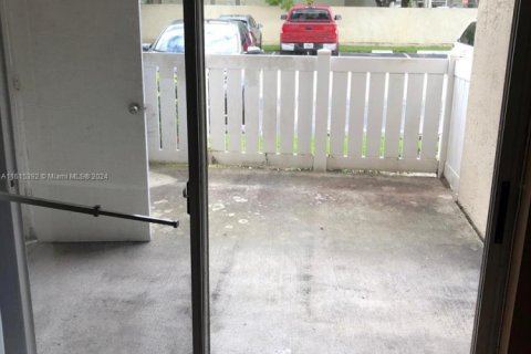 Condominio en venta en Hialeah, Florida, 1 dormitorio, 79.06 m2 № 1865389 - foto 2