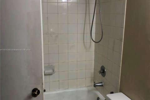 Condominio en venta en Hialeah, Florida, 1 dormitorio, 79.06 m2 № 1865389 - foto 7