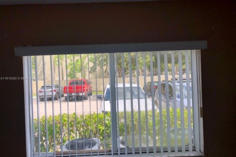 Condominio en venta en Hialeah, Florida, 1 dormitorio, 79.06 m2 № 1865389 - foto 4