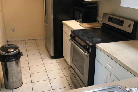 Condominio en venta en Hialeah, Florida, 1 dormitorio, 79.06 m2 № 1865389 - foto 5