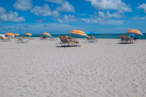 Copropriété à vendre à Miami Beach, Floride: 2 chambres, 127.28 m2 № 1943278 - photo 25