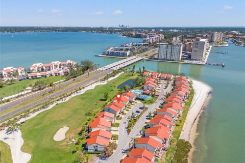 Adosado en venta en Saint Petersburg, Florida, 3 dormitorios, 177.91 m2 № 1584521 - foto 1