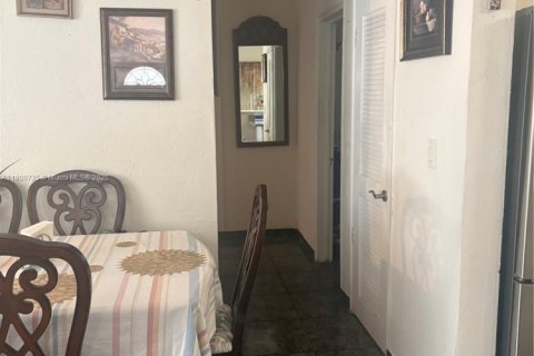 House in Hollywood, Florida 3 bedrooms, 96.62 sq.m. № 1683620 - photo 11