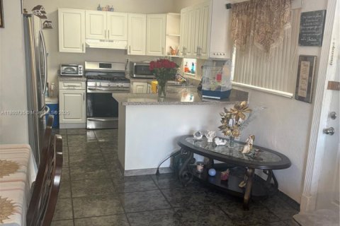 House in Hollywood, Florida 3 bedrooms, 96.62 sq.m. № 1683620 - photo 12