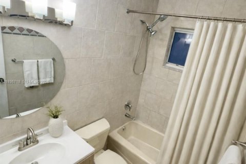 House in Miami, Florida 3 bedrooms, 159.7 sq.m. № 2004090 - photo 24