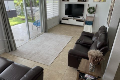 House in Miami, Florida 3 bedrooms, 159.7 sq.m. № 2004090 - photo 17