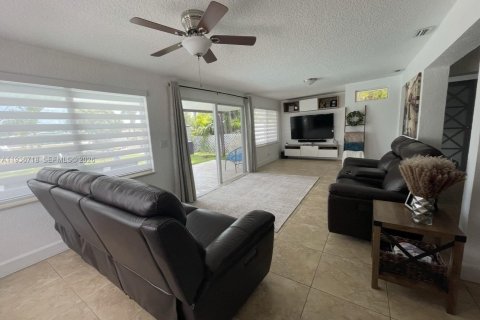 House in Miami, Florida 3 bedrooms, 159.7 sq.m. № 2004090 - photo 16