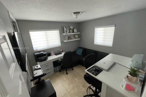 House in Miami, Florida 3 bedrooms, 159.7 sq.m. № 2004090 - photo 21