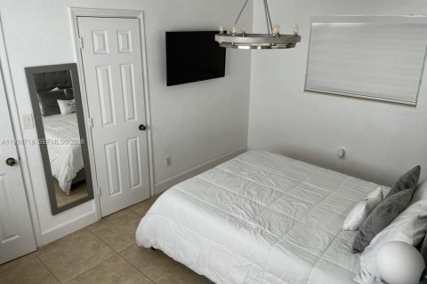House in Miami, Florida 3 bedrooms, 159.7 sq.m. № 2004090 - photo 26