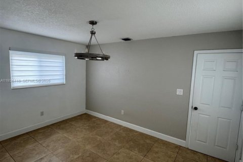 House in Miami, Florida 3 bedrooms, 159.7 sq.m. № 2004090 - photo 27