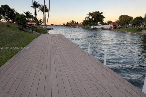 House in Miami, Florida 3 bedrooms, 159.7 sq.m. № 2004090 - photo 12