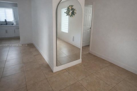 House in Miami, Florida 3 bedrooms, 159.7 sq.m. № 2004090 - photo 14