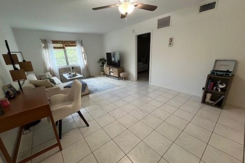 Condo in Wilton Manors, Florida, 1 bedroom № 2243882 - photo 14