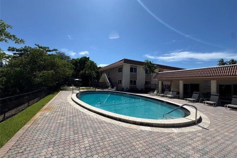 Condo in Wilton Manors, Florida, 1 bedroom № 2243882 - photo 24