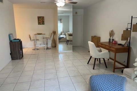Condo in Wilton Manors, Florida, 1 bedroom № 2243882 - photo 12