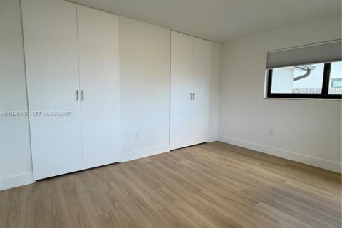 Villa ou maison à vendre à Miami, Floride: 4 chambres № 1984491 - photo 16