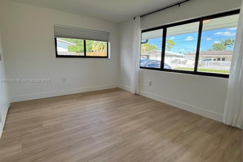 Villa ou maison à vendre à Miami, Floride: 4 chambres № 1984491 - photo 15