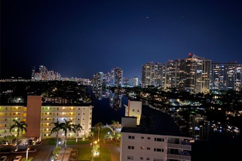 Condominio en alquiler en Hallandale Beach, Florida, 2 dormitorios, 106.84 m2 № 1954341 - foto 1