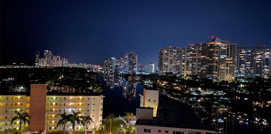 Condominio en Hallandale Beach, Florida, 2 dormitorios  № 1954341