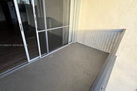 Condominio en venta en Hialeah, Florida, 2 dormitorios, 69.86 m2 № 2032197 - foto 18