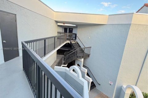 Condominio en venta en Hialeah, Florida, 2 dormitorios, 69.86 m2 № 2032197 - foto 25