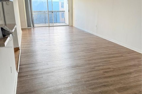 Condominio en venta en Hialeah, Florida, 2 dormitorios, 69.86 m2 № 2032197 - foto 13