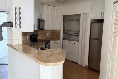 Condominio en venta en Hialeah, Florida, 2 dormitorios, 69.86 m2 № 2032197 - foto 15