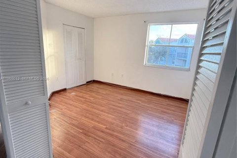 Condominio en venta en Hialeah, Florida, 2 dormitorios, 69.86 m2 № 2032197 - foto 21