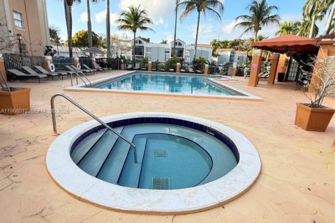 Condominio en venta en Hialeah, Florida, 2 dormitorios, 69.86 m2 № 2032197 - foto 4