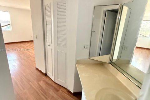 Condominio en venta en Hialeah, Florida, 2 dormitorios, 69.86 m2 № 2032197 - foto 23