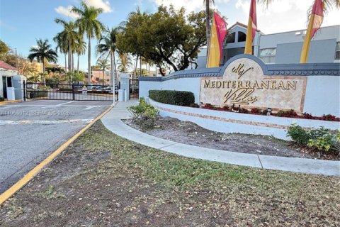 Condominio en Hialeah, Florida, 2 dormitorios  № 2032197
