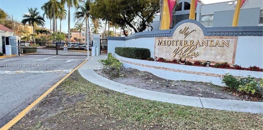 Condominio en Hialeah, Florida, 2 dormitorios  № 2032197