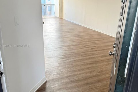Condominio en venta en Hialeah, Florida, 2 dormitorios, 69.86 m2 № 2032197 - foto 12