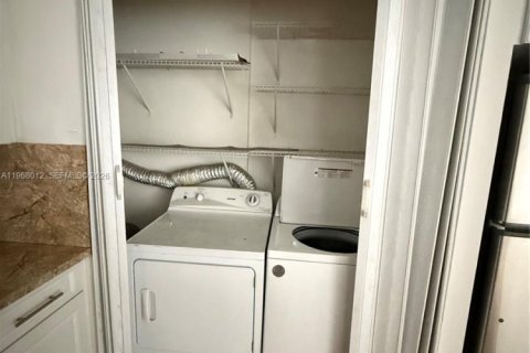 Condominio en venta en Hialeah, Florida, 2 dormitorios, 69.86 m2 № 2032197 - foto 16