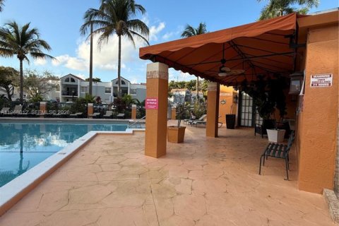 Condominio en venta en Hialeah, Florida, 2 dormitorios, 69.86 m2 № 2032197 - foto 5