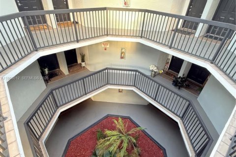 Condominio en venta en Hialeah, Florida, 2 dormitorios, 69.86 m2 № 2032197 - foto 10